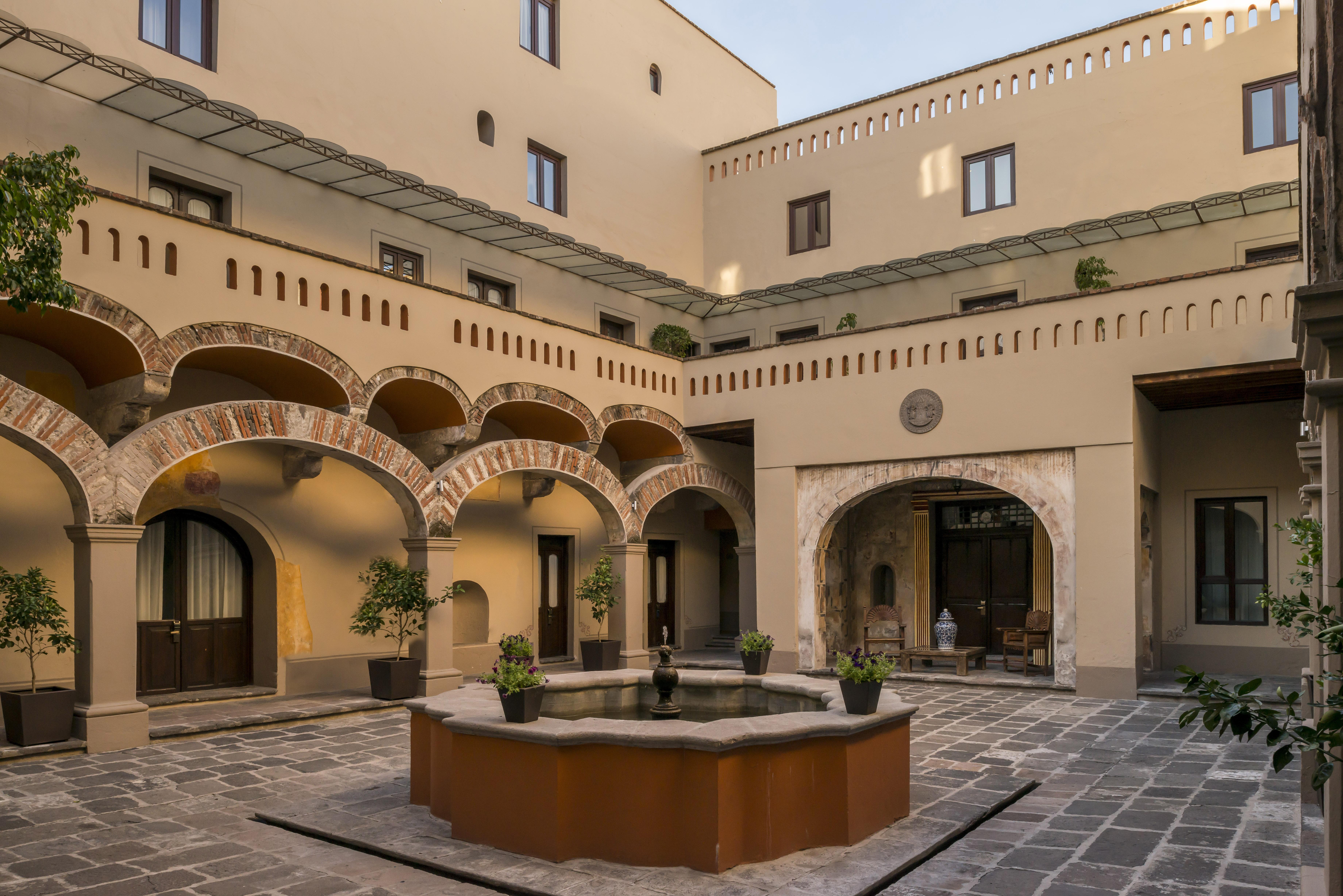 Quinta Real Puebla 호텔 외부 사진 The courtyard of the hotel