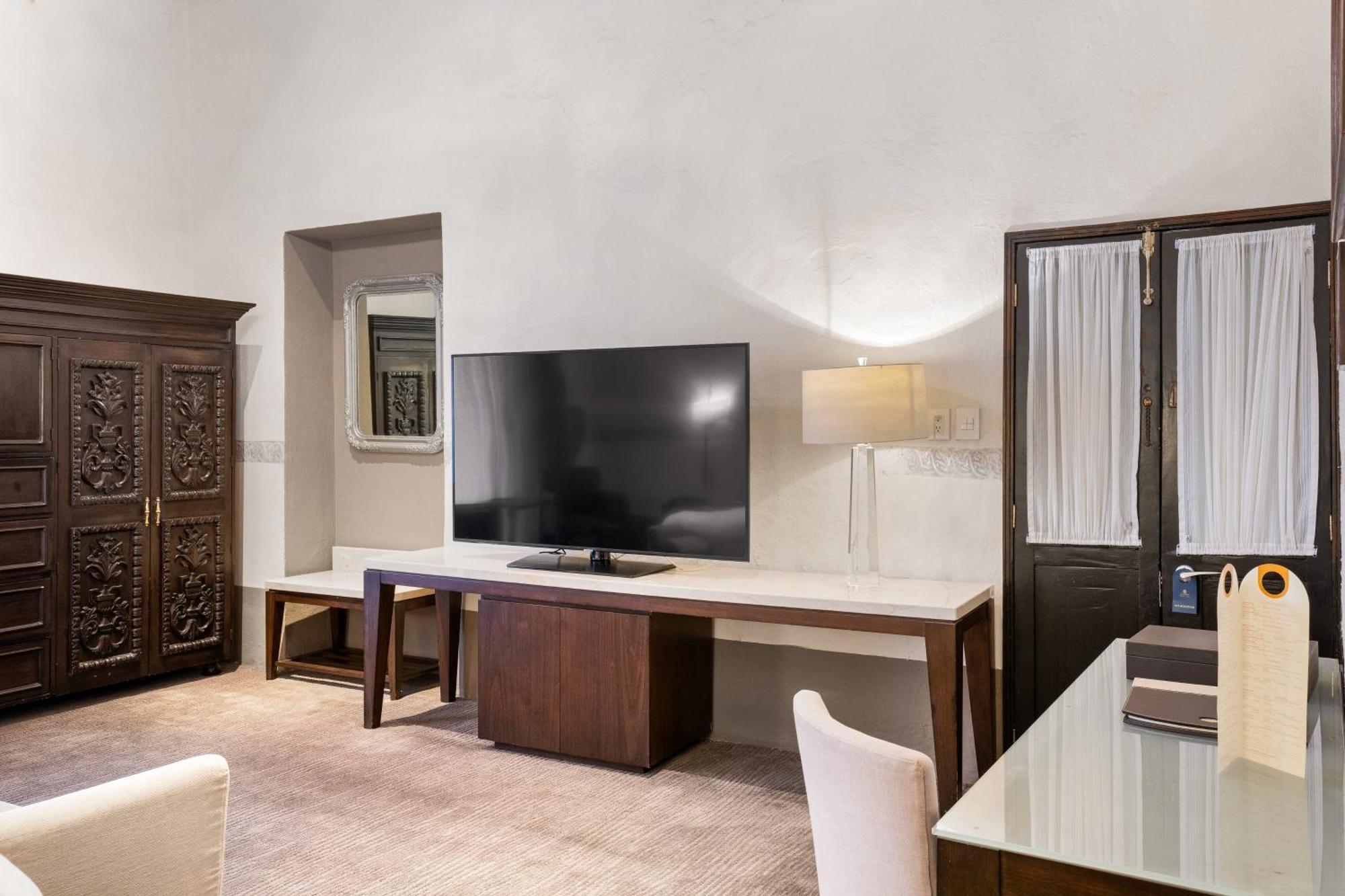 Quinta Real Puebla 호텔 외부 사진 A television in a hotel room