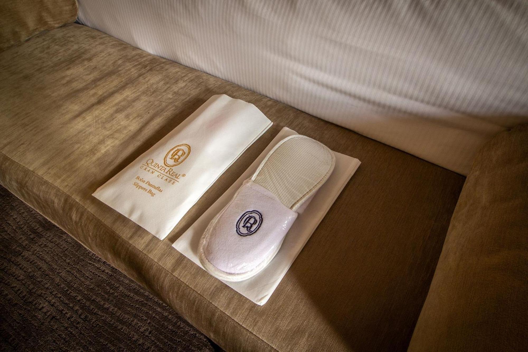 Quinta Real Puebla 호텔 외부 사진 Slippers at a hotel