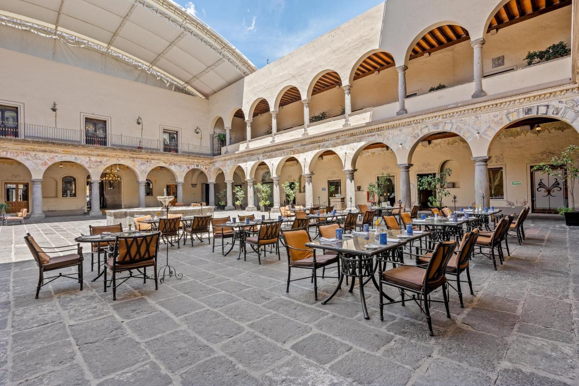 Quinta Real Puebla 호텔 외부 사진 The hotel's interior courtyard